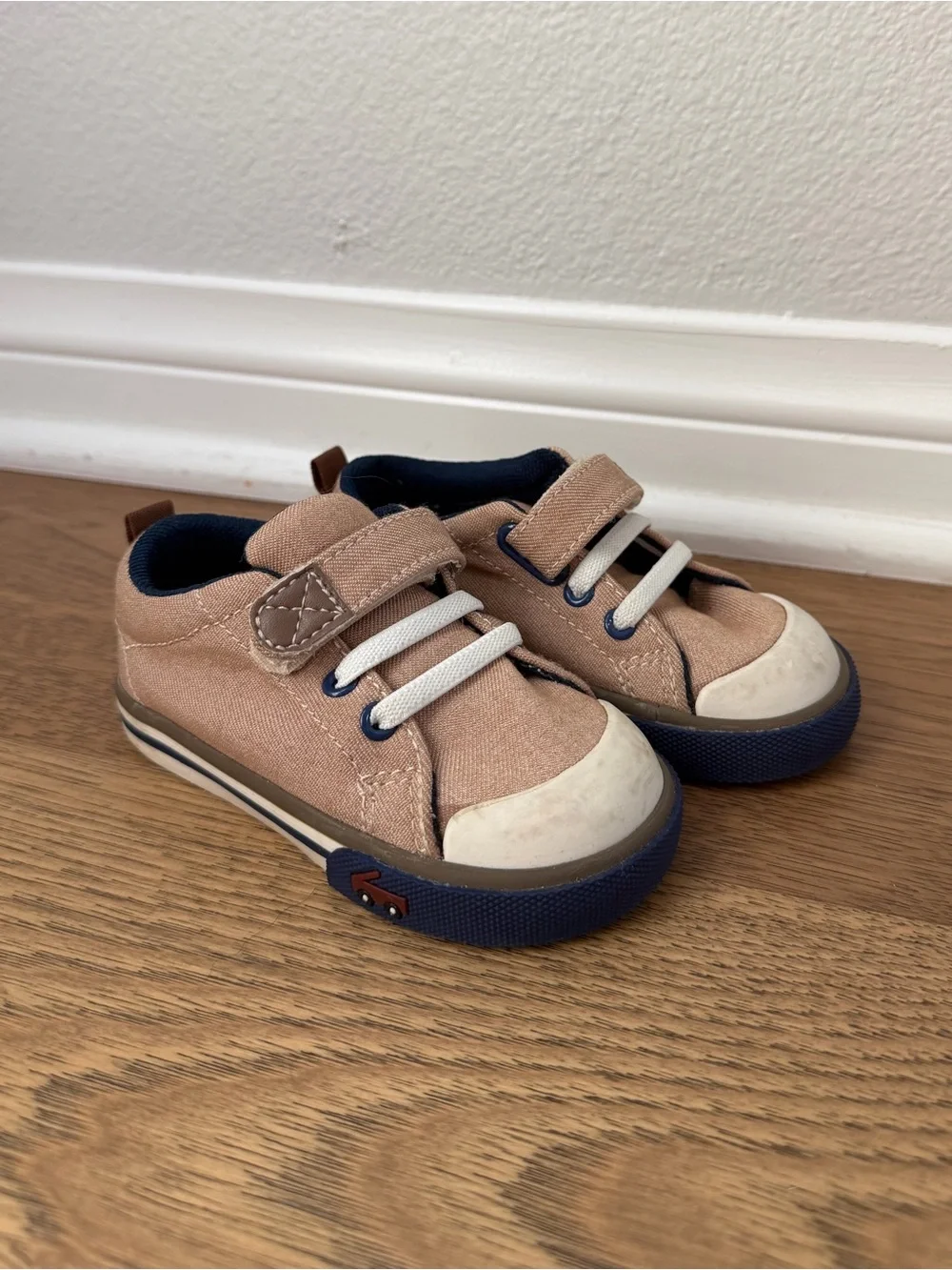 See Kai Run Toddler Size 6 Velcro Sneakers